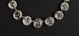 Diamond necklace with circular diamonds